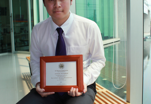 255602_นักศึกษาได้รับรางวัลจากสภาวัฒนธรรมเขตคลองเตย(บอย+เปรี้ยว)-2555