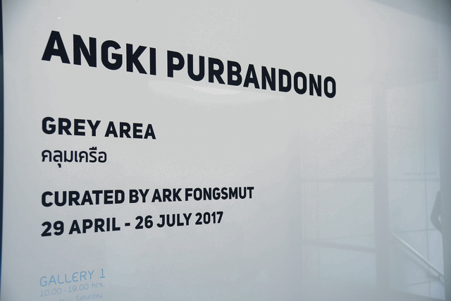 นิทรรศการภาพถ่าย คลุมเครือ (Grey Area) โดย Angki Purbandono